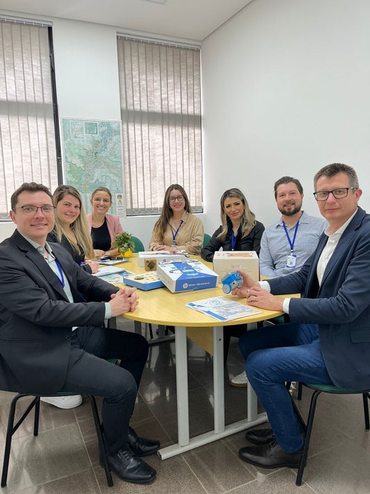 Diretores da empresa Intelecta Company reunidos em torno de uma mesa, juntamente com o prefeito municipal de Igrejinha/RS e os representantes da secretaria de eduacção do Município.