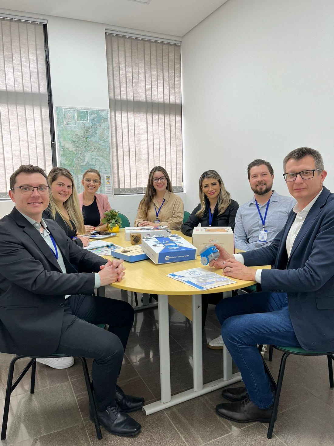 Diretores da empresa Intelecta Company reunidos em torno de uma mesa, juntamente com o prefeito municipal de Igrejinha/RS e os representantes da secretaria de eduacção do Município.